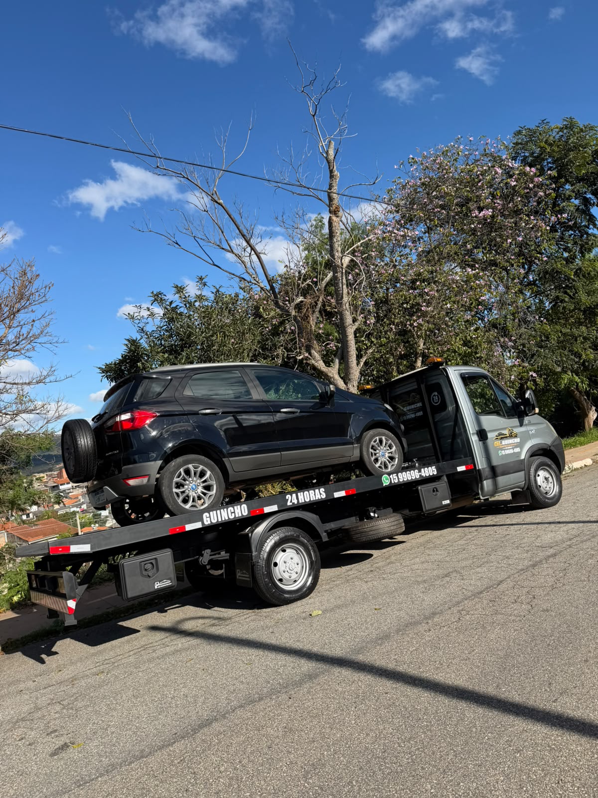 Caminhão plataforma da Bazzo Guincho transportando um veículo em Sorocaba